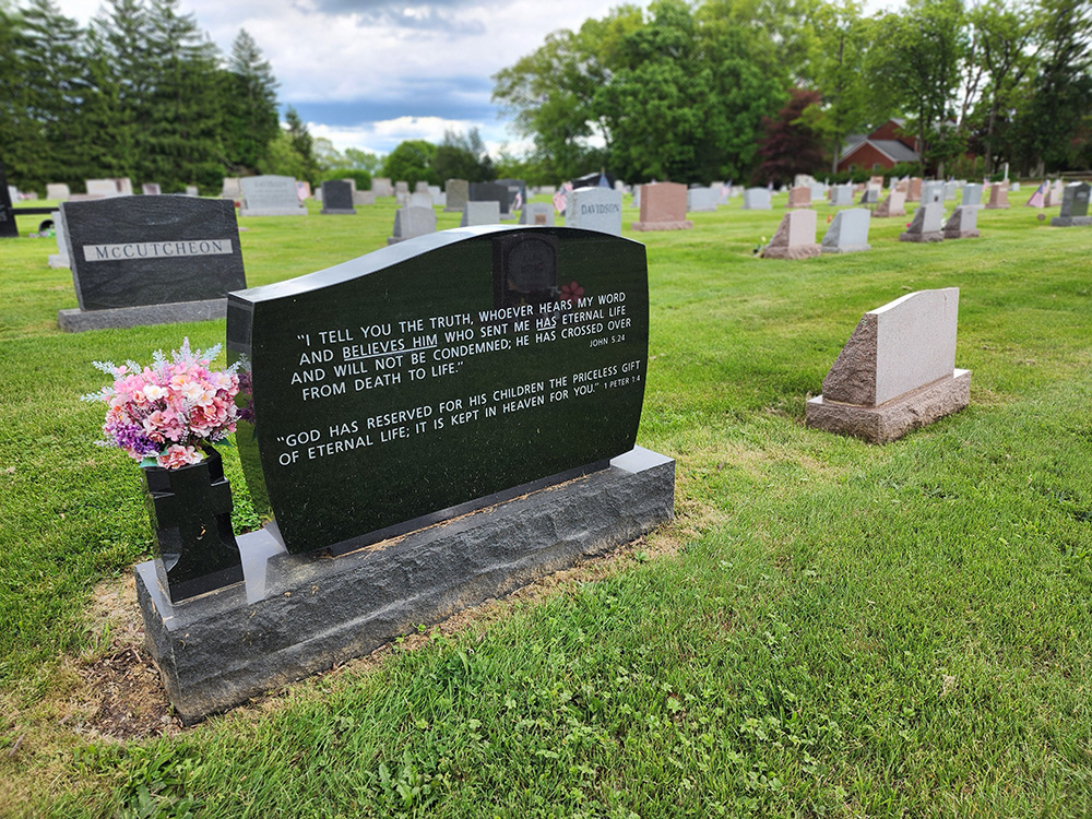Dark gray marker with flowers